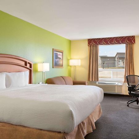 Days Inn & Suites By Wyndham Thompson Buitenkant foto