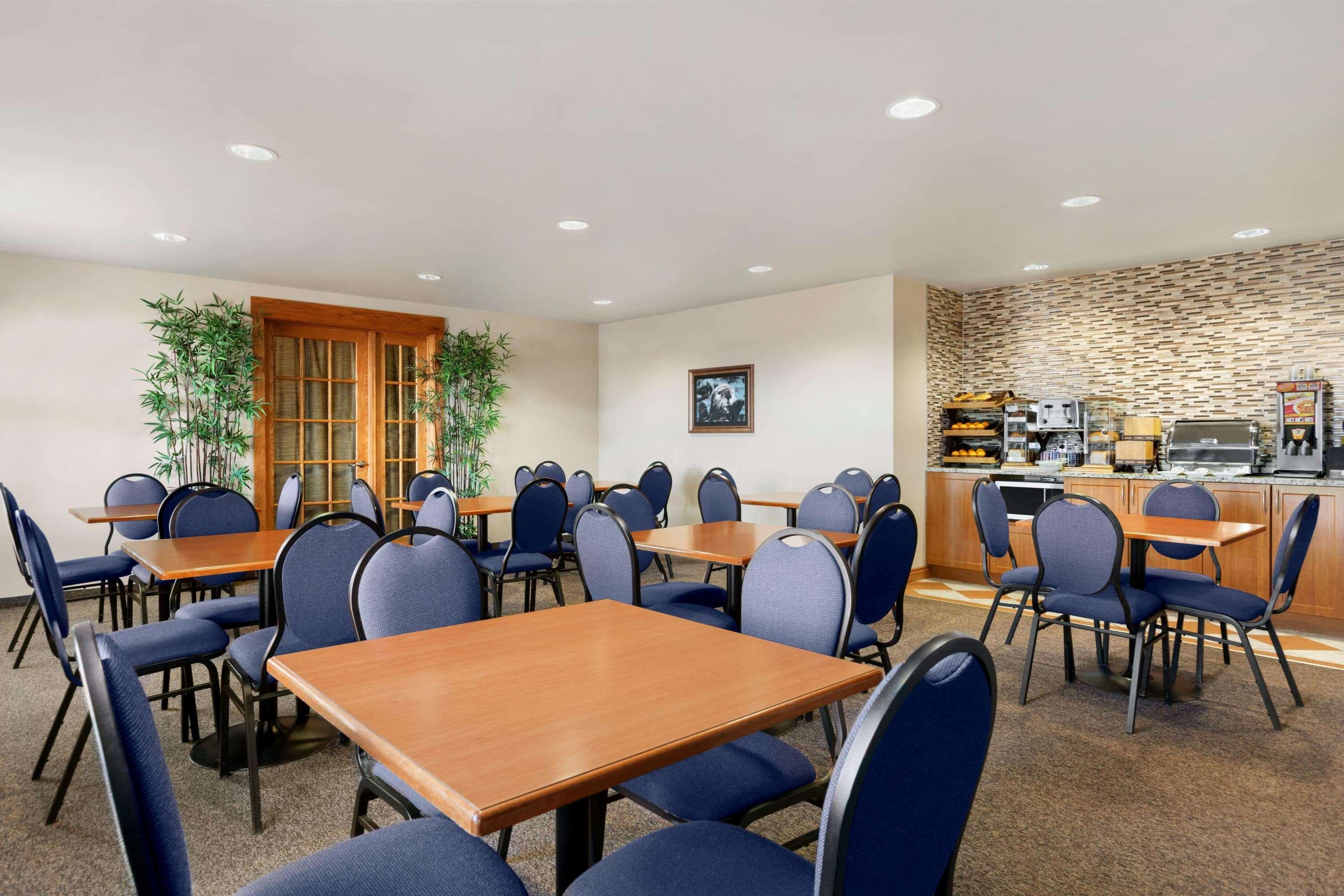 Days Inn & Suites By Wyndham Thompson Buitenkant foto