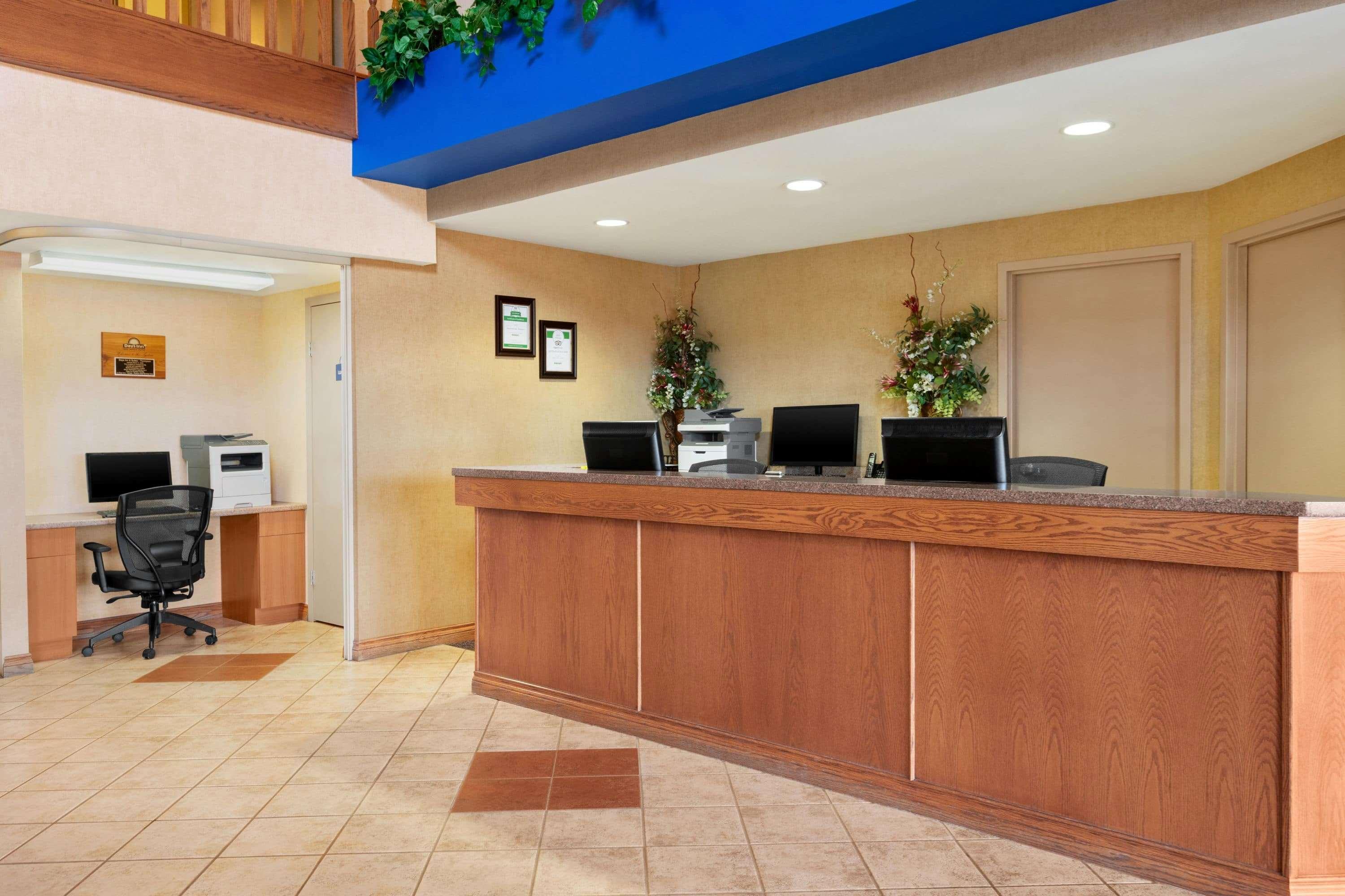 Days Inn & Suites By Wyndham Thompson Buitenkant foto