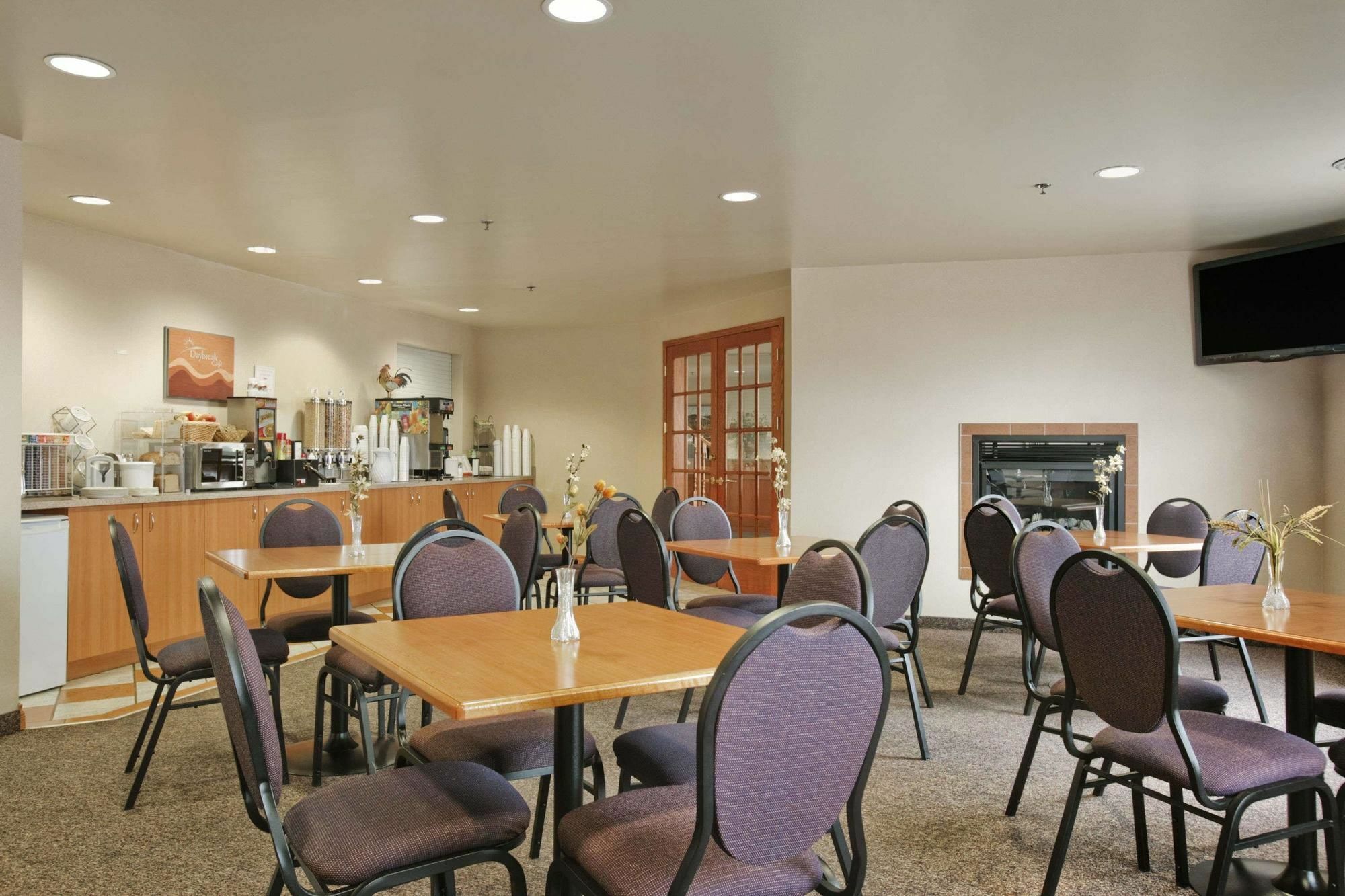 Days Inn & Suites By Wyndham Thompson Buitenkant foto